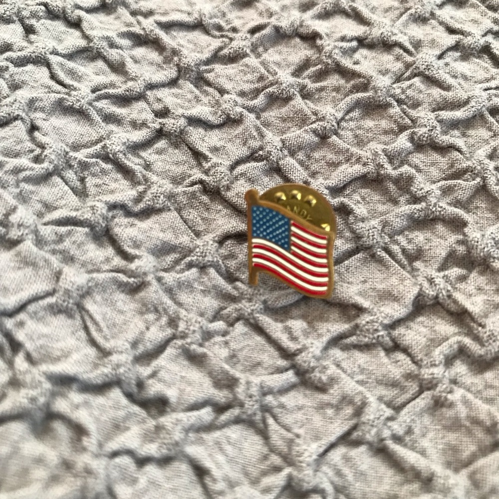 Bundle 3 for $10   Vintage American Flag 🇺🇸 metal and enamel hat pin.